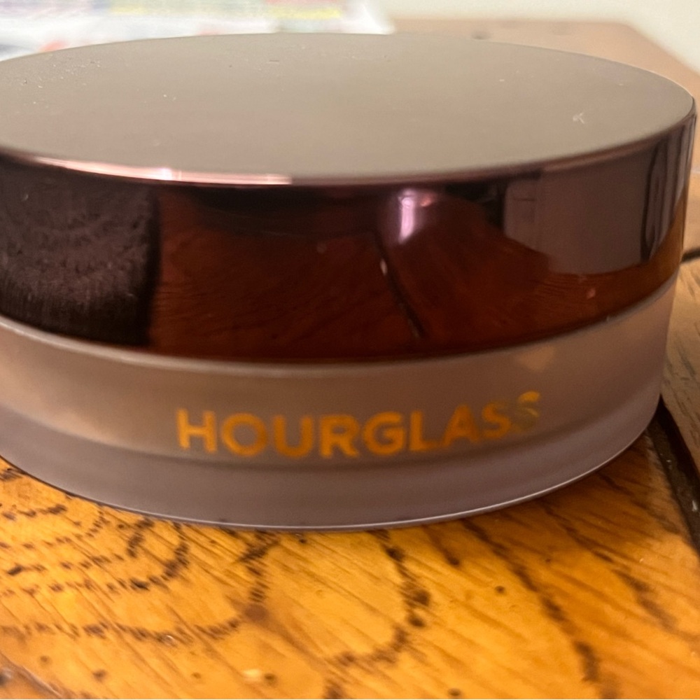 Hourglass Setting Powder in Brown and Gold